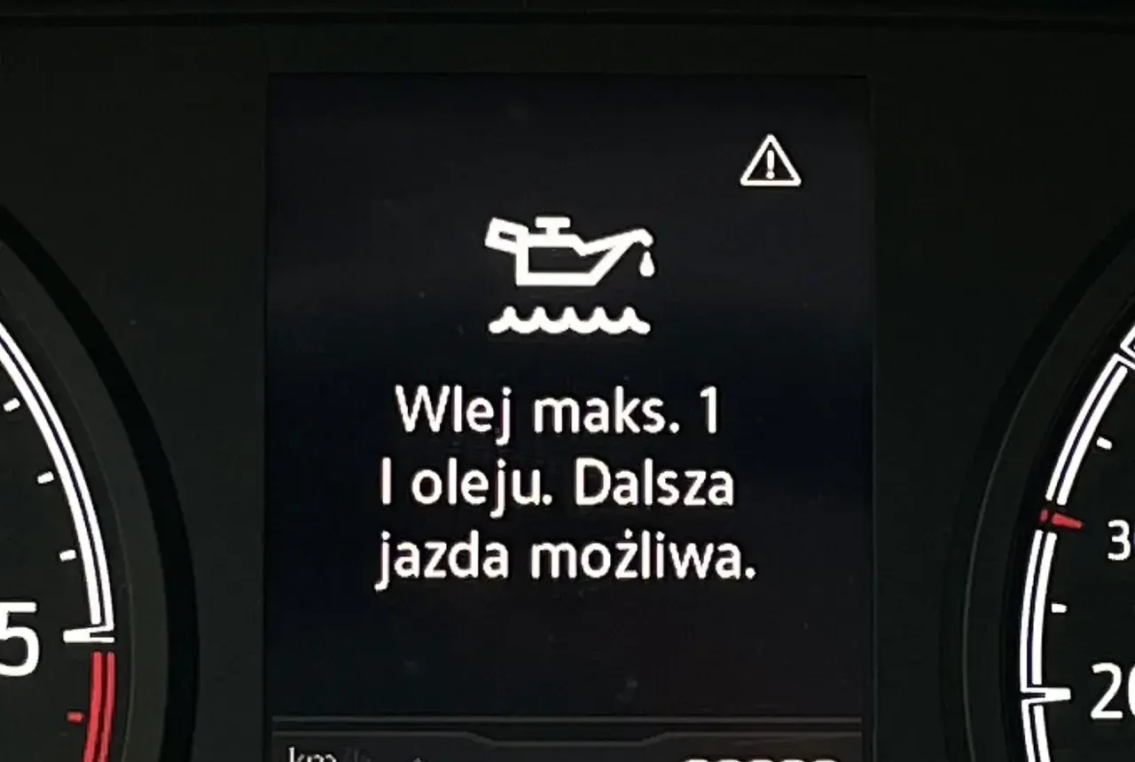 Na desce rozdzielczej świeci się znak oleju w samochodzie: "Wlej maks. 1 l oleju. Dalsza jazda możliwa.