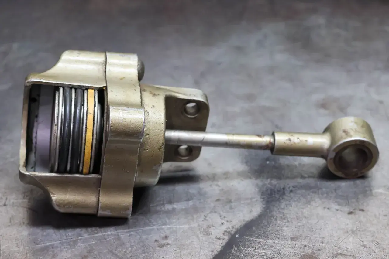 Metalowy element z tłokami i sprężynami, przypominający budową wastegate. Co to jest?