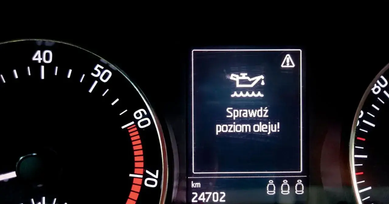 Na desce rozdzielczej świeci się kontrolka "Sprawdź poziom oleju!". Może to oznaczać, że zbliża się wymiana oleju po 1000 km.