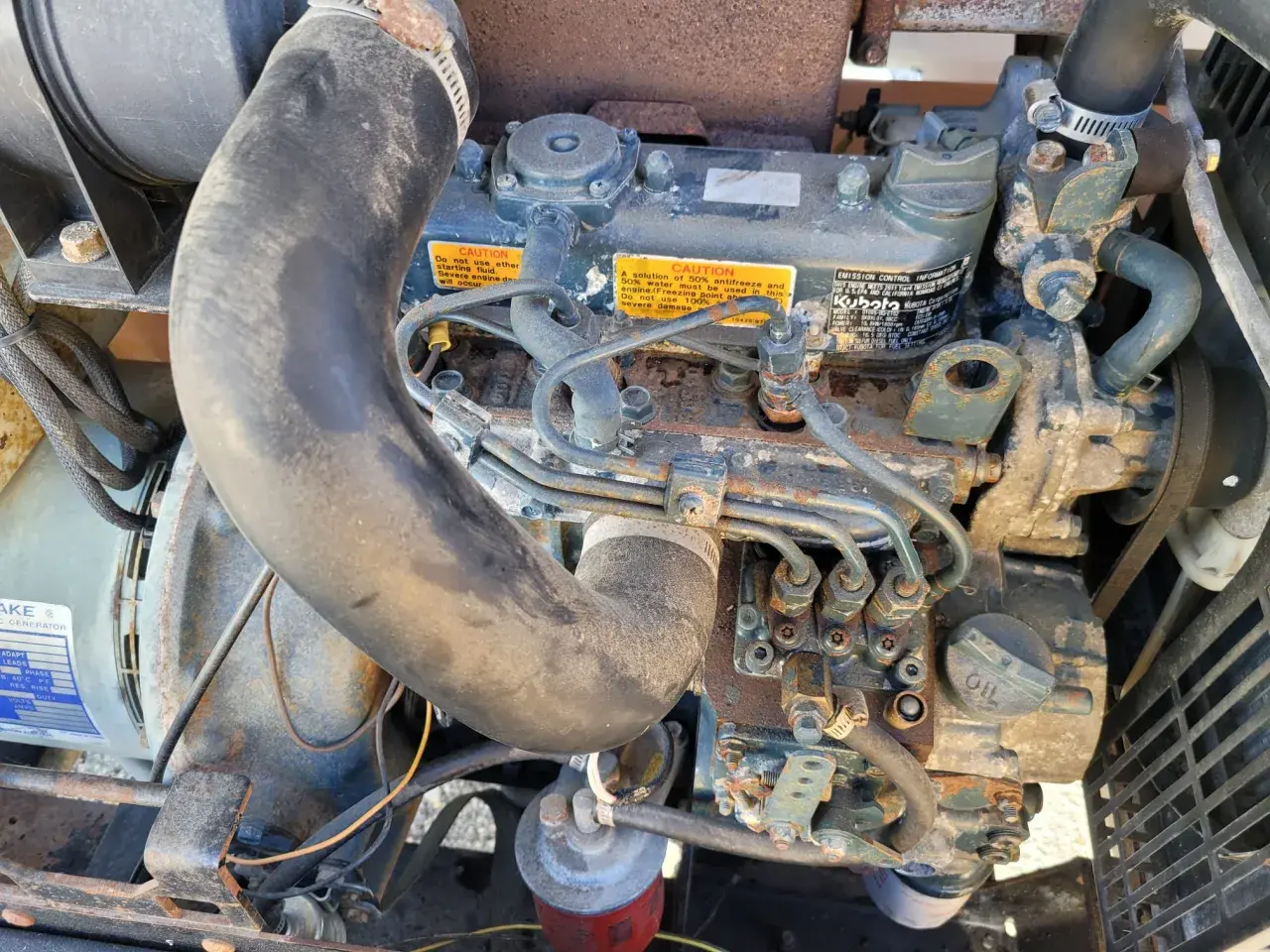 Silnik z tabliczką "CAUTION: A solution of 50% antifreeze and 50% water must be used in this engine. (Freezing point ah... Do not use 100%... severe damage". To zapobiega problemom z temperaturą zamarzania benzyny.