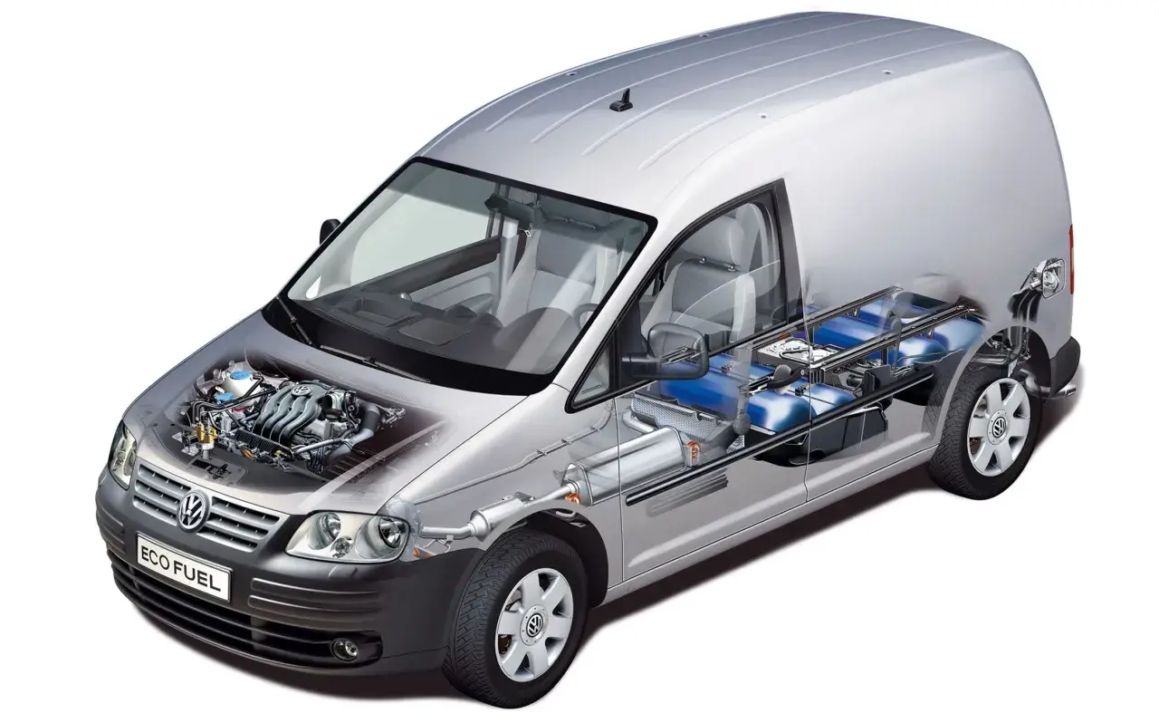 Volkswagen Caddy zasilany gazem ziemnym (CNG). Widoczny silnik i zbiorniki paliwa.