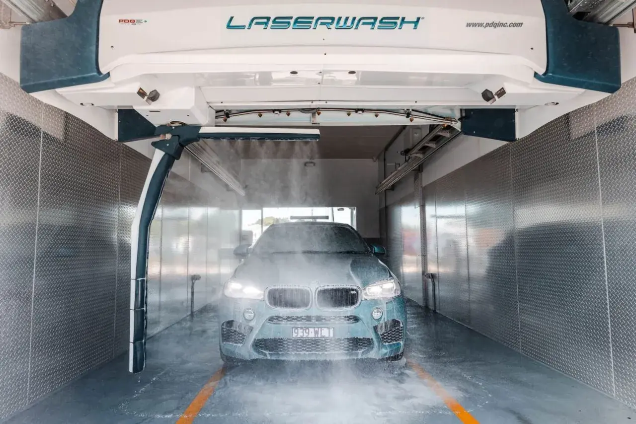 Nowoczesna myjnia bezdotykowa LASERWASH zraszająca wodą luksusowego SUV-a. Poznaj myjnia bezdotykowa triki dla idealnego blasku!