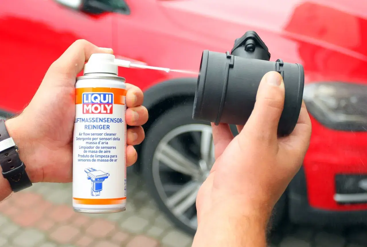 Czyszczenie przepływomierza: puszka preparatu Liqui Moly i czarny element przepływomierza.