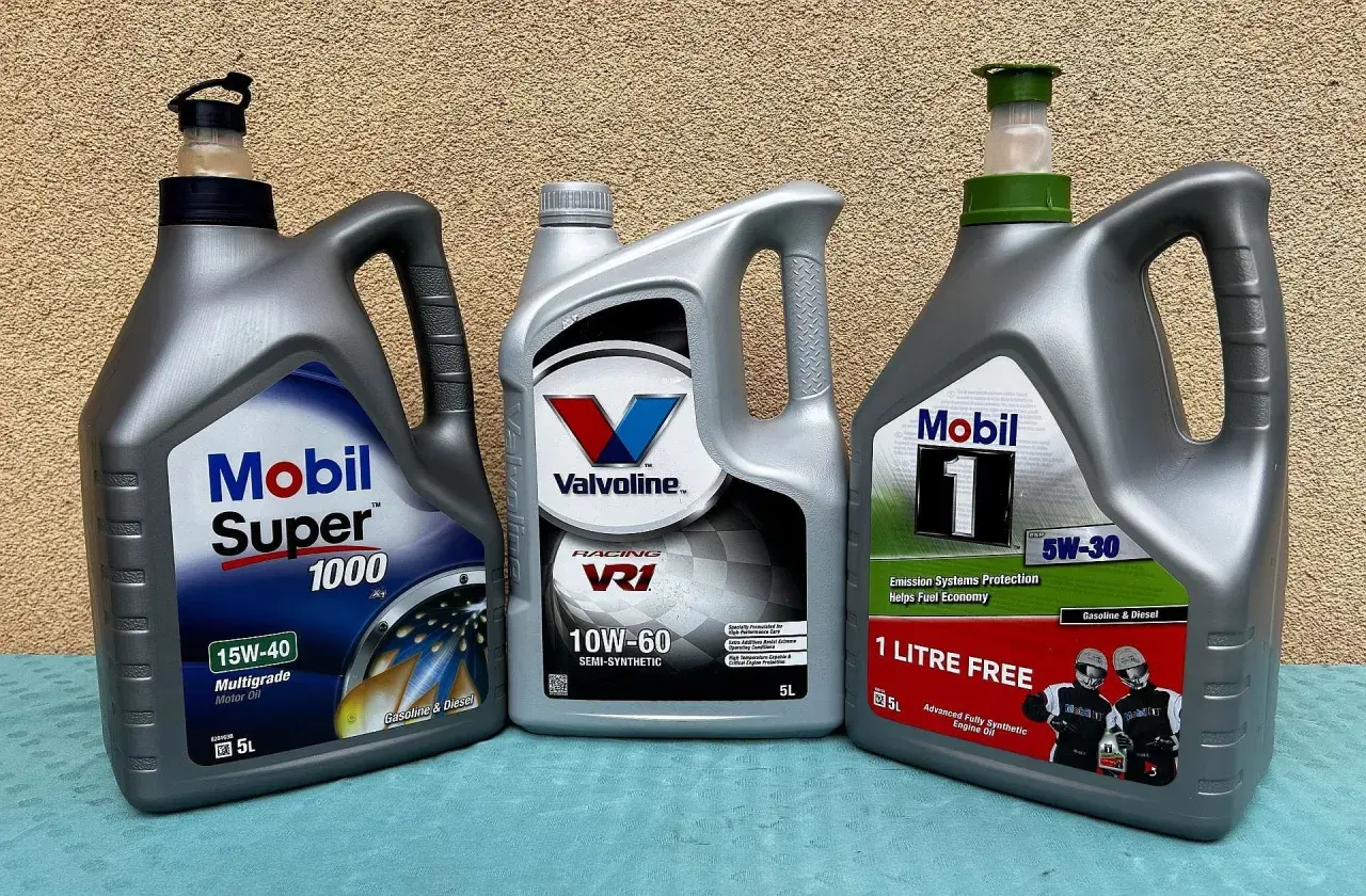 Trzy bańki oleju silnikowego: Mobil Super 1000 (mineralny), Valvoline VR1 (półsyntetyczny) i Mobil 1 (syntetyczny).