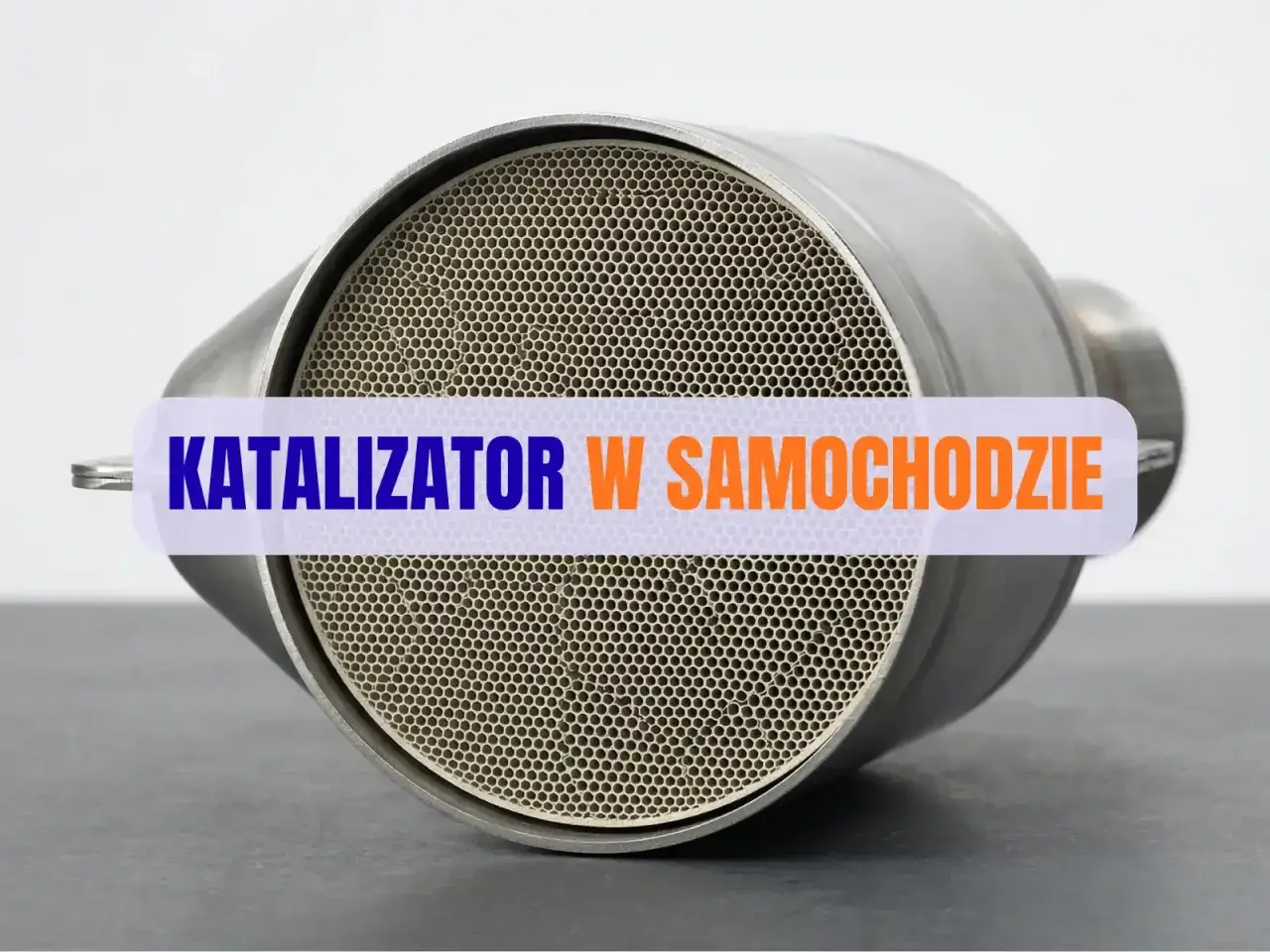 Katalizator w samochodzie to kluczowy element oczyszczający spaliny. Widoczny na zdjęciu, z charakterystycznym plastrem miodu.