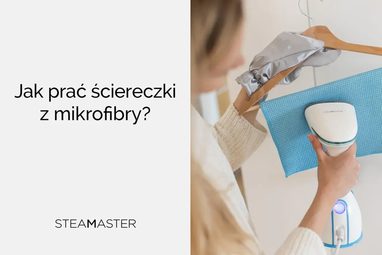 Jak prać ściereczki z mikrofibry? Kobieta używa parownicy Steamaster do odświeżenia niebieskiej ściereczki z mikrofibry.