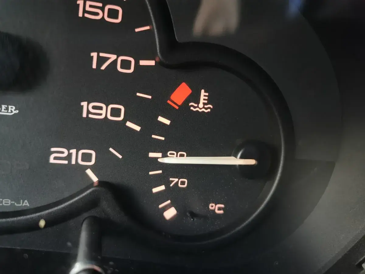 Wskaźnik temperatury płynu chłodniczego pokazuje, że silnik jest gorący. Igła zbliża się do czerwonego pola.