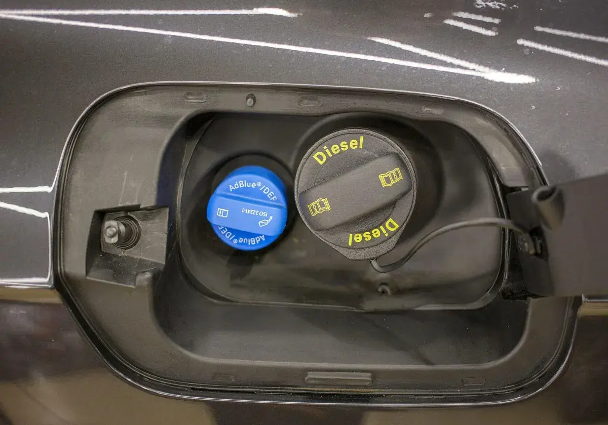 Dwa korki wlewu paliwa: niebieski AdBlue/DEF i czarny Diesel. Warto wiedzieć, czy adblue zamarza, by uniknąć problemów zimą.