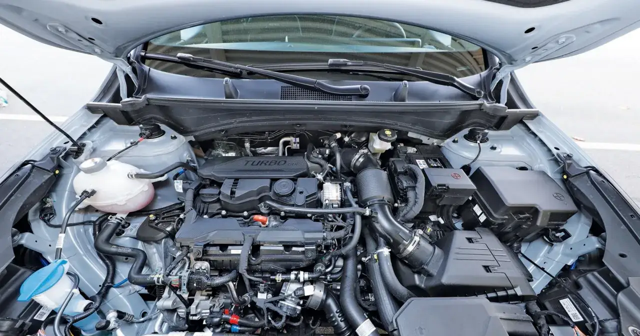Silnik 1.6 GDI z turbosprężarką, widok komory silnika. Znany problem z tym silnikiem to fakt, że 1.6 GDI bierze olej.