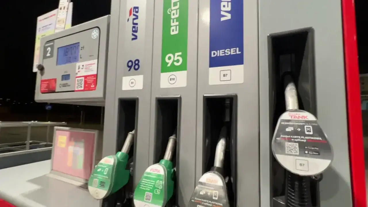 Dystrybutor paliw z opcjami 98, 95 (E10) i Diesel. Na ekranie widoczna kwota i litry.