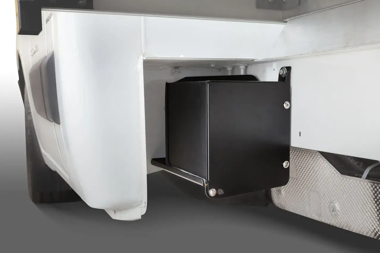 Czarny, metalowy schowek na akumulator w Renault Master, zamontowany pod nadwoziem.