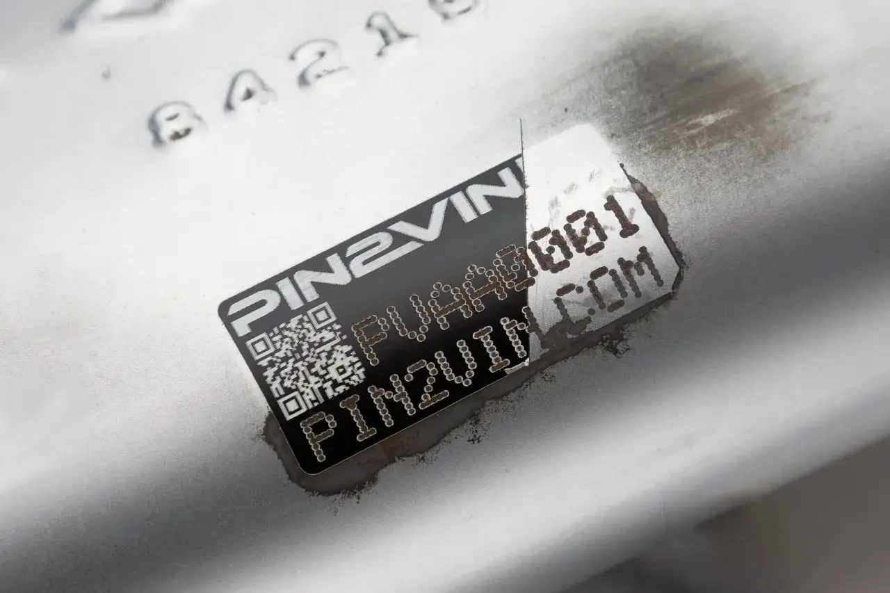 Naklejka z numerem katalizatora PIN2VIN001.