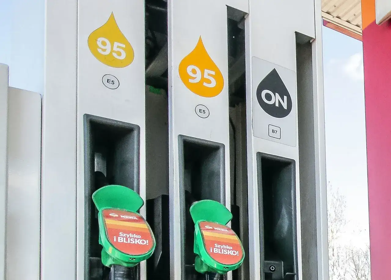 Na stacji paliw dystrybutory z oznaczeniami 95 i ON. Diesel to paliwo oznaczone jako ON.