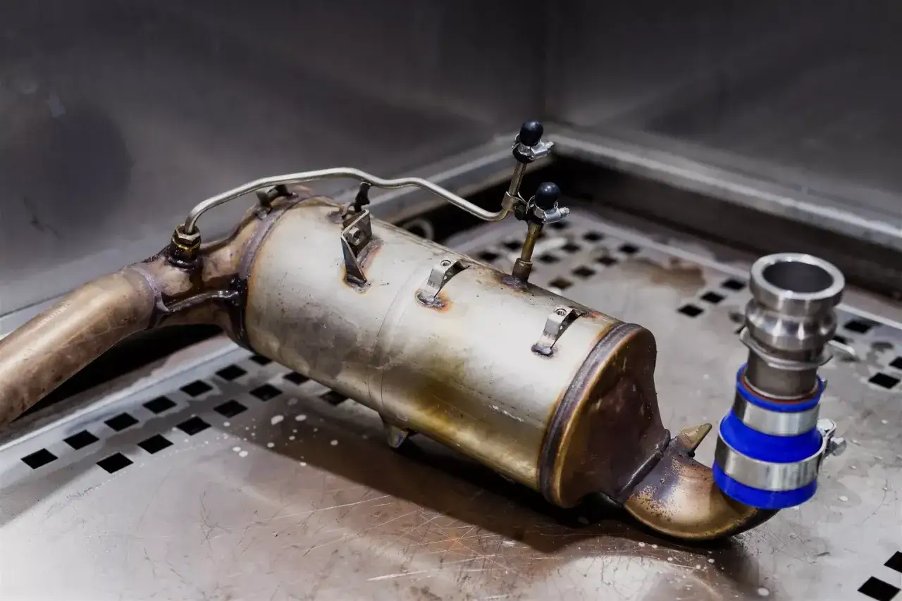 Filtr DPF po regeneracji, gotowy do ponownego montażu. Proces wypalania DPF został zakończony.