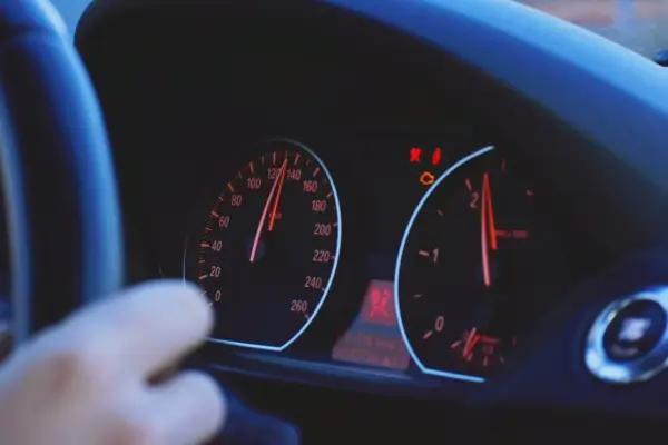 Deska rozdzielcza samochodu z prędkościomierzem wskazującym 120 km/h. To idealny moment na docieranie silnika.